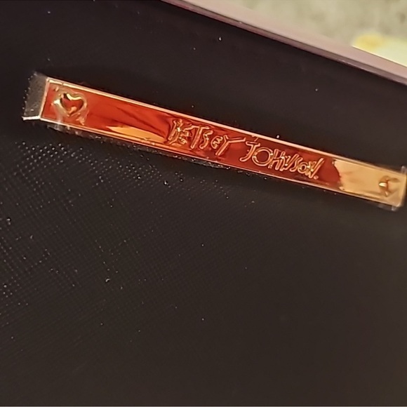 🪷 NIB Betsey Johnson Cameo Gloves & Wristlet Gift Set - Picture 6 of 15